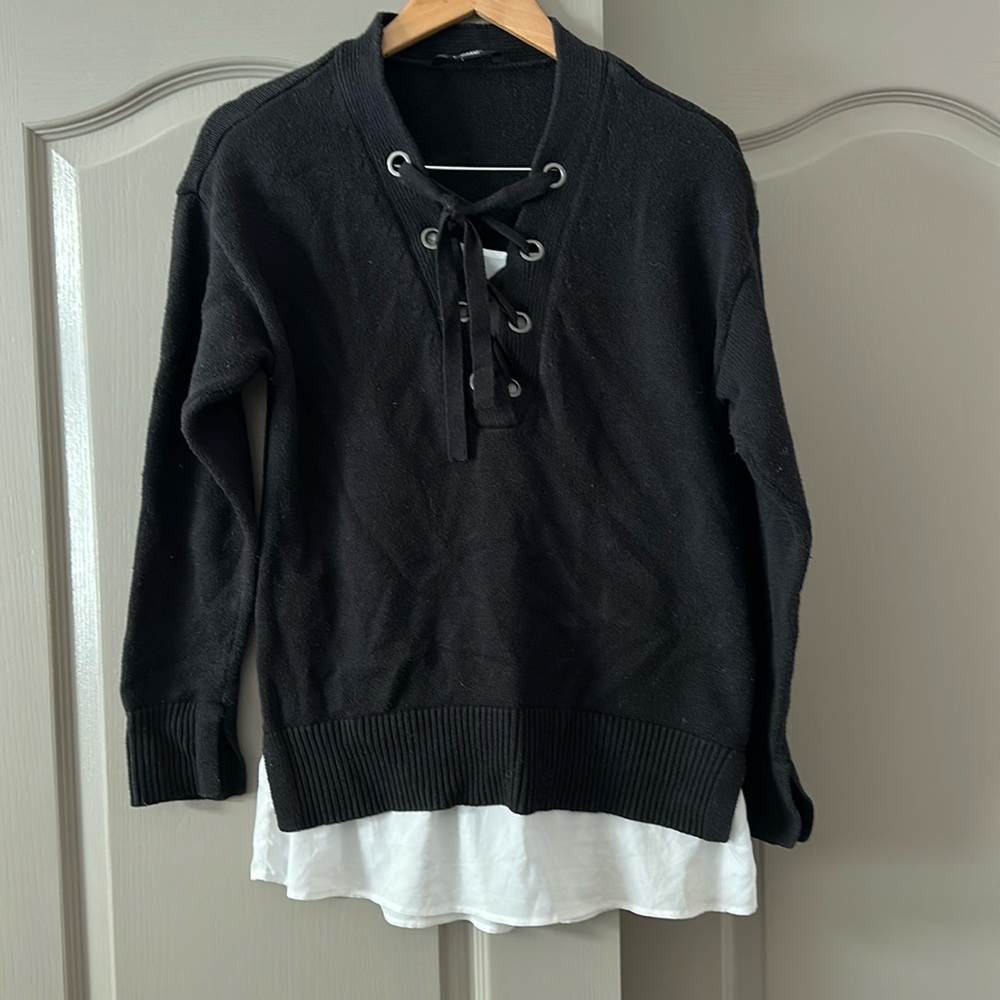 Women’s Sweater 
Black and White 
Size Medium 
Simply Vera Vera Wang